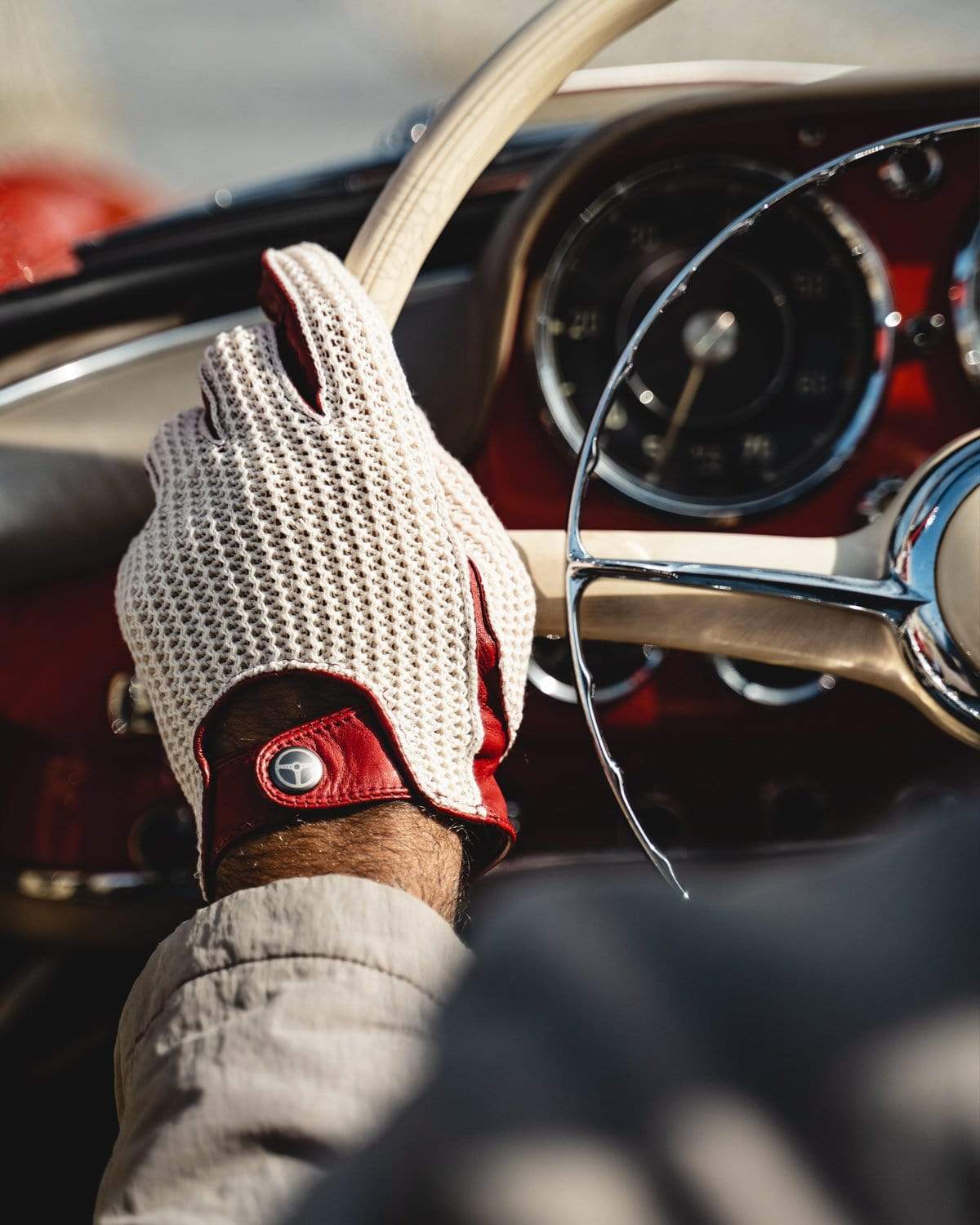https://www.theoutlierman.com/cdn/shop/products/the-outlierman-gloves-heritage-stringback-driving-gloves-red-14874083295320.jpg?v=1655470970